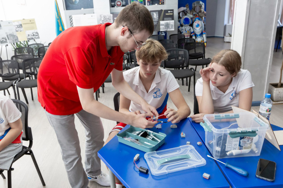 Преподаватели НИУ «МЭИ» проводят мастер-классы для школьников в «Орлёнке»