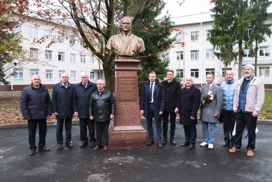 В Смоленске открыли бюст создателя самбо Анатолия Харлампиева