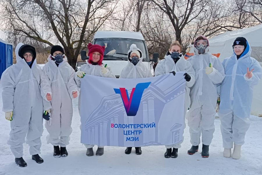 Волонтеры нашего центра в самом разгаре борьбы с последствиями экологической катастрофы в Анапе!