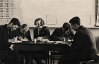 Консультация студентов на кафедре Химии, 1950-е.